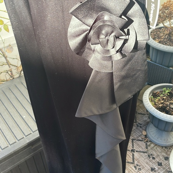 Jessica Howard - Women's Rosette Waterfall-Ruffle Gown Missy Size 6 - Picture 10 of 16